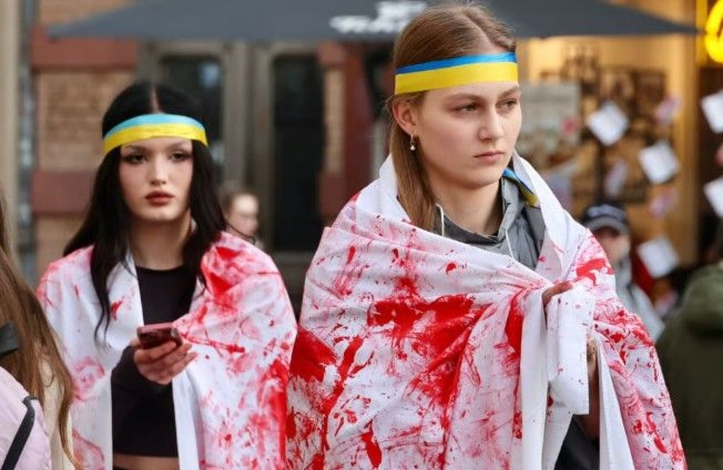 Diese beiden jungen Frauen stachen aus der Menge heraus.