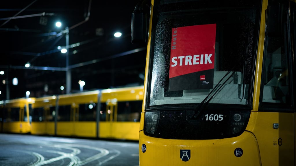 Bei einem Streik im Nahverkehr, der nicht überraschend ausgerufen wird, müssen sich Beschäftigte um eine alternative Beförderung zur Arbeit kümmern.