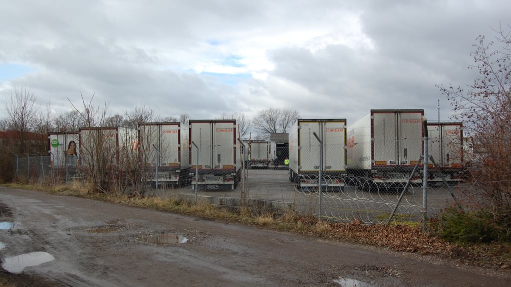 Lkw einer Spedition in Starsiedel sollen regelmäßig mit laufenden Motoren auf dem Gelände stehen. Einen Nachbarn stört das.