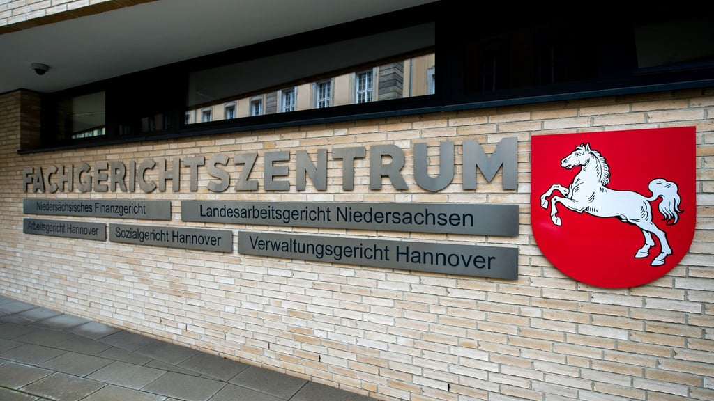 Das Landesarbeitsgericht verhandelt im Mai über die Klage von Zentrum gegen VW. (Symbolbild)