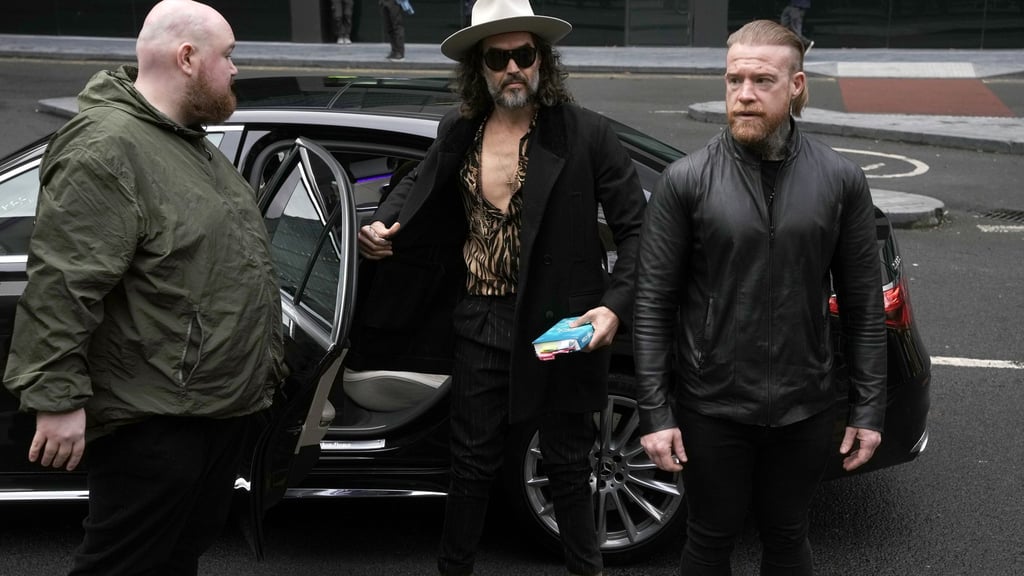 Der britische Schauspieler Russell Brand ist wegen schwerer sexueller Straftaten angeklagt. Er bestreitet die Vorwürfe.