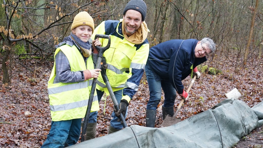 Leo und René Albani (v.l.) sind aus Thüringen gekommen und graben zusammen mit dem Glindenberger Holger Bauer.