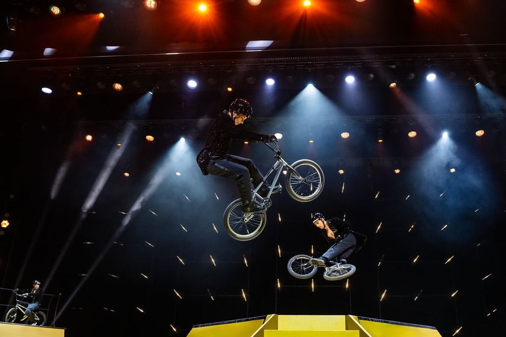 Spektakuläres Live-Entertainment / blendende Show-Unterhaltung