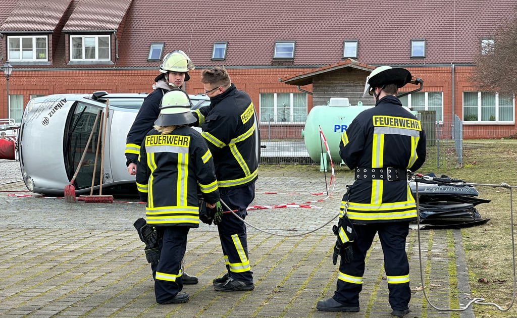 Bei der Truppmann-Ausbildung in Stendal haben die Lehrgangsteilnehmer viele Fertigkeiten geübt, die sie für den Einsatz brauchen, wie die Absicherung mit den richtigen Knoten.