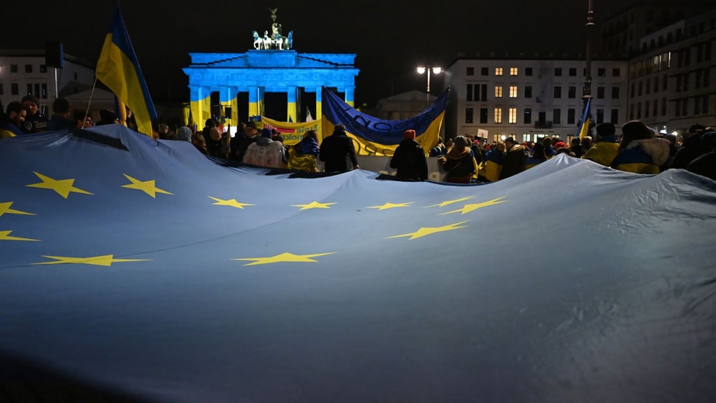 Tausende von Demonstranten versammelten sich vor dem in den Nationalfarben der Ukraine angestrahlten Brandenburger Tor.