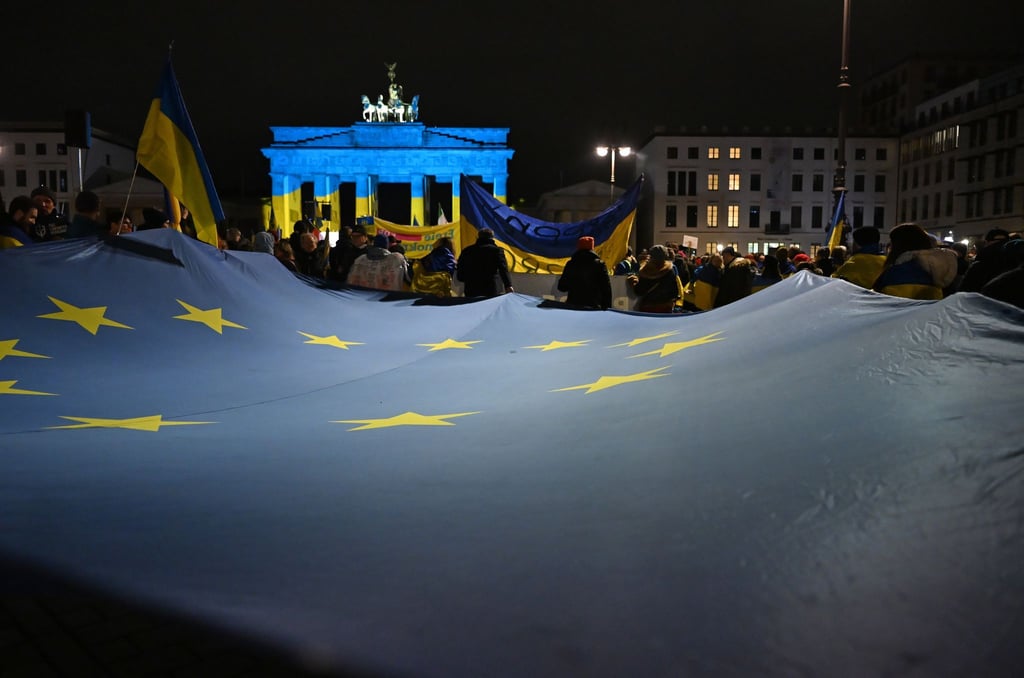 Tausende von Demonstranten versammelten sich vor dem in den Nationalfarben der Ukraine angestrahlten Brandenburger Tor.