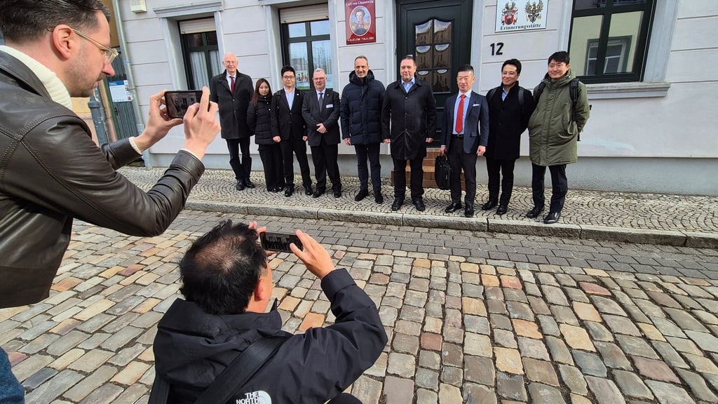 Aus allen Lagen: Erinnerungsfotos von der deutsch-japanischen Delegation vor der Erinnerungsstätte in der Schulstraße.