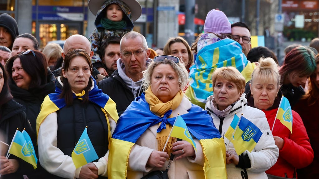 Viele Teilnehmer der Kundgebung waren in die ukrainische Flagge gehüllt. 