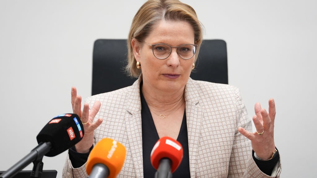 Bundesjustizministerin Hubig will künftig den Opferschutz in Gerichtsprozessen stärken.