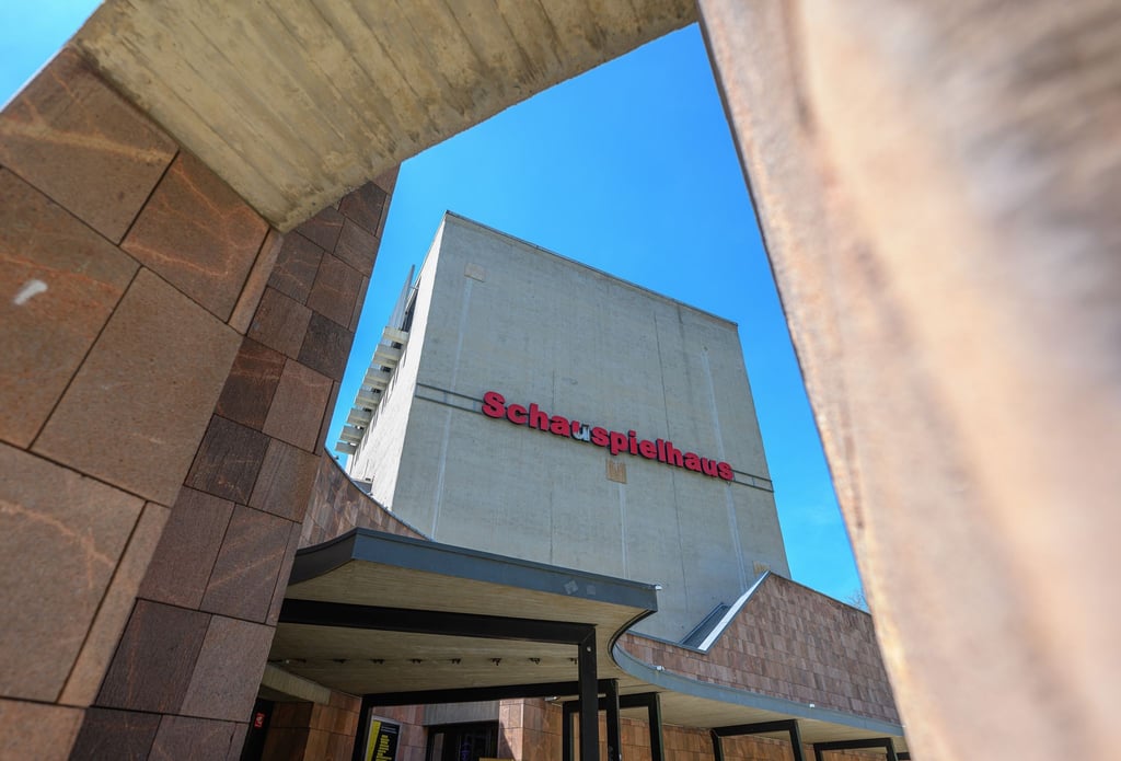 Mit dem Kunstfestival „Begehungen“ wird das leerstehende Chemnitzer Schauspielhaus im Sommer als Galerie für zeitgenössische Kunst zeitweise wieder für Besucher öffnen. (Archivbild)