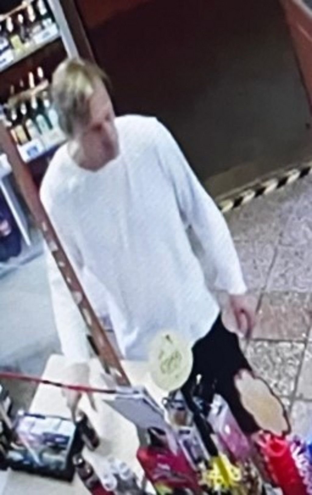 Dieser Mann soll Waren in einem Geschäft in Halle gestohlen haben.