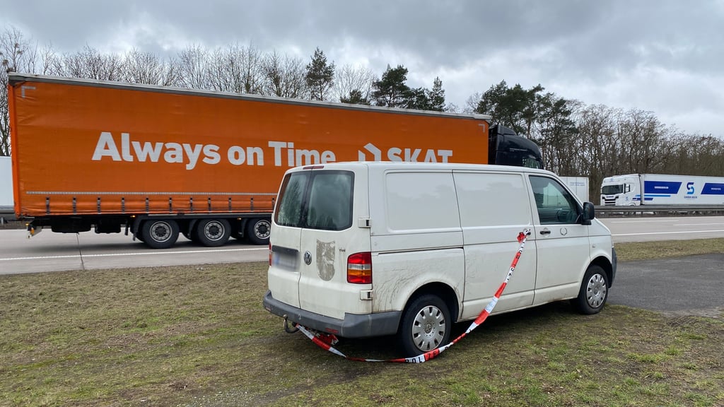 Dieser weisse Transporter steht seit Tagen auf der A2-Auffahrt bei Burg.