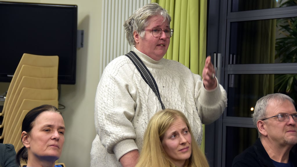 Liane Grothe, Vorsitzende des Kultur- und Sportvereins Zobbenitz, spricht sich in der Sitzung eindringlich für den Erhalt der kleinen Kitas in den ländlichen Regionen aus und erhält dafür viel Zuspruch aus dem Publikum.