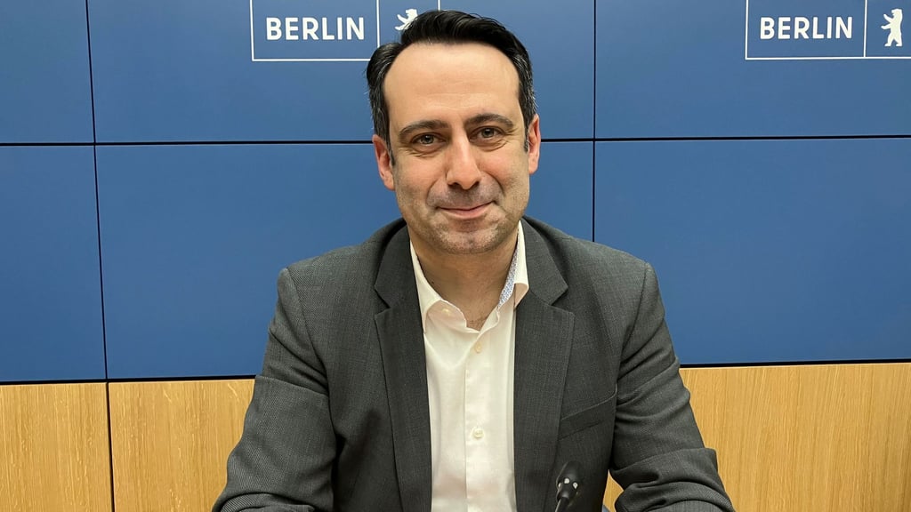 Berlins Sozialstaatssekretär Aziz Bozkurt sieht beim Hilfesystem für wohnungslose Menschen Verbesserungsbedarf.