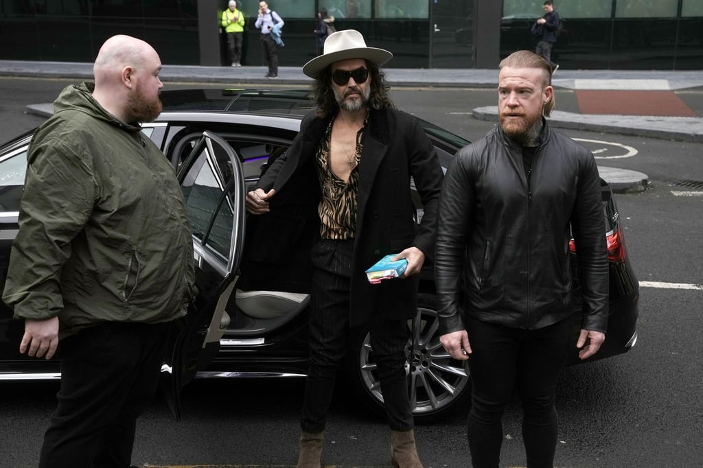 Der britische Schauspieler Russell Brand ist wegen schwerer sexueller Straftaten angeklagt. Er bestreitet die Vorwürfe.