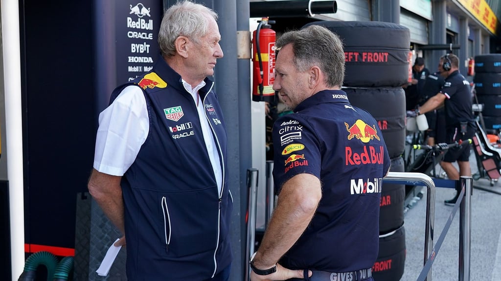 Christian Horner (r) sieht Helmut Marko als Strippenzieher. (Archivbild)