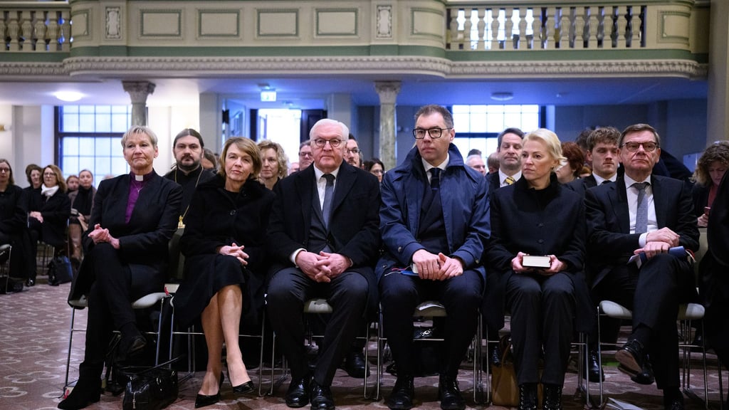 Bundespräsident Steinmeier gedachte bei einem Friedensgebet der vielen Opfer in der Ukraine.