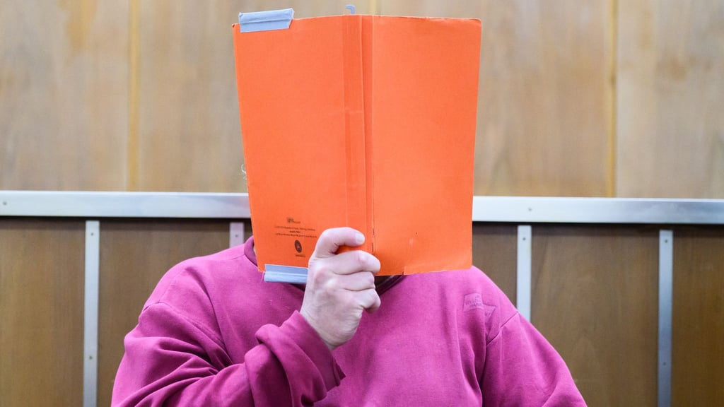 Der Angeklagte kommt in den Gerichtssaal im Landgericht Hannover.