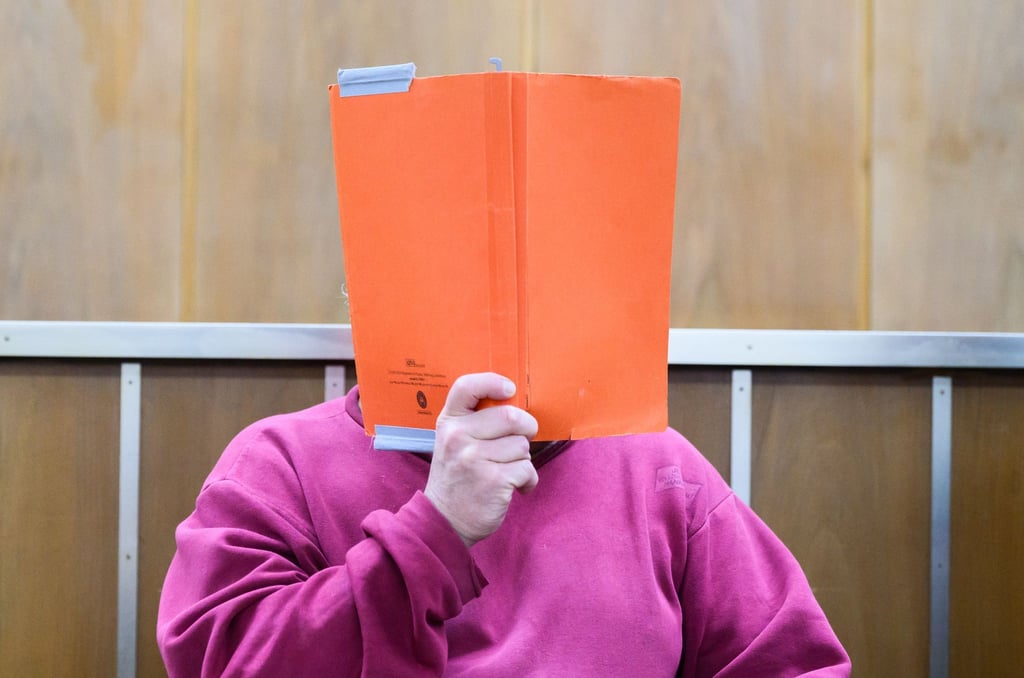 Der Angeklagte kommt in den Gerichtssaal im Landgericht Hannover.