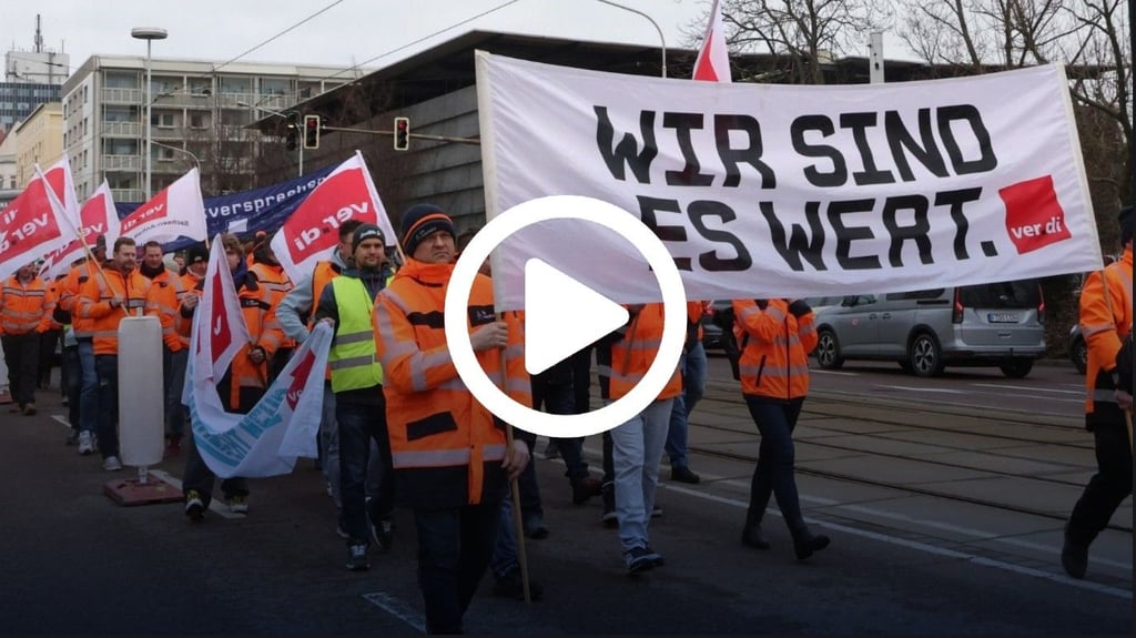 Im Rahmen des Warnstreiks zogen Beschäftigte der Autobahn GmbH am Dienstag durch Halle. 