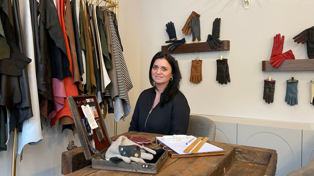 Kunden können bei Handschuhschmidt in Magdeburg zwischen dutzenden verschiedenen Farben und Designs wählen.