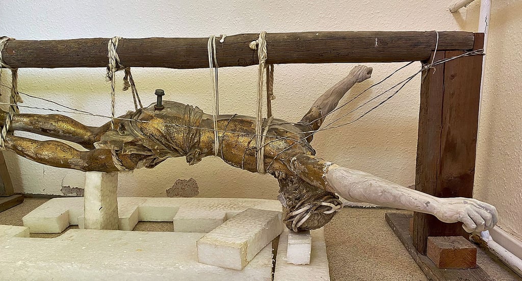 Eines von vielen eingelagerten Altarteilen, das seinen Platz künftig wieder in der Schlosskirche finden soll: eine Jesus-Figur, die schwerbend aufbewahrt wird.