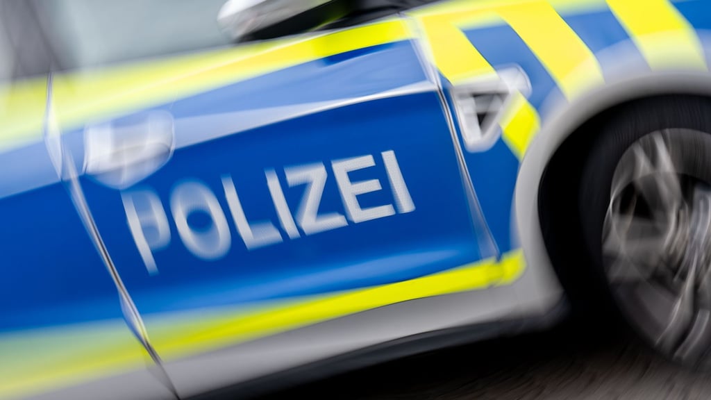 Ein Fahrradfahrer ist in Halle bei einem Unfall schwer verletzt worden.