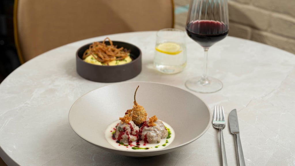 Der frittierte Kapernapfel und die Tröpfchen von dem eingekochten Rote-Bete-Sirup geben den Königsberger Klopsen zusätzlich Textur sowie Crunch und sorgen für ein Spiel mit Säure-Nuancen.