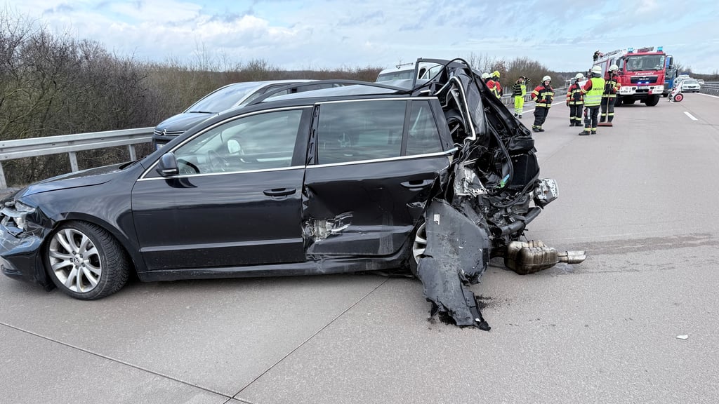 Ein Auffahrunfall hat auf der A9 zwischen Coswig und Vockerode eine Vollsperrung verursacht.