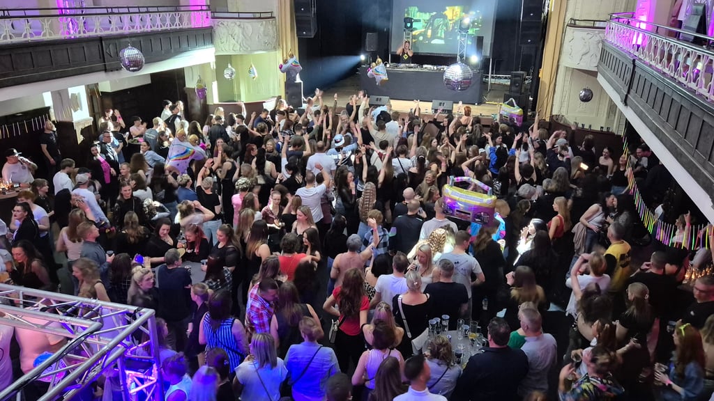 Bei 90er-Jahre-Partys ist der der Festsaal des Hotels Schwarzer Adler in Stendal immer gut gefüllt.