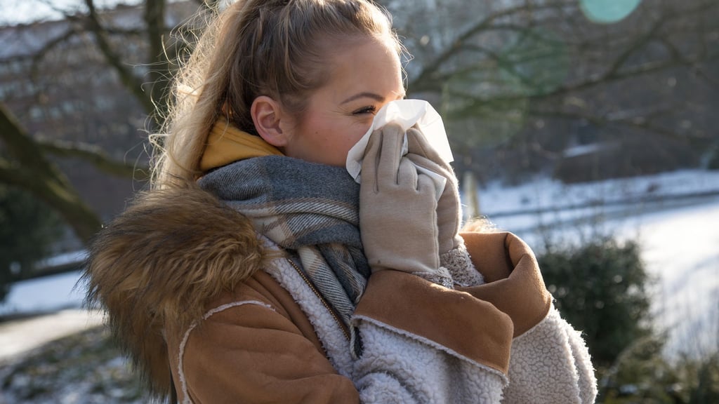 Starke Niesattacken und ein juckender Rachen deuten eher auf eine Allergie als auf eine Erkältung hin.