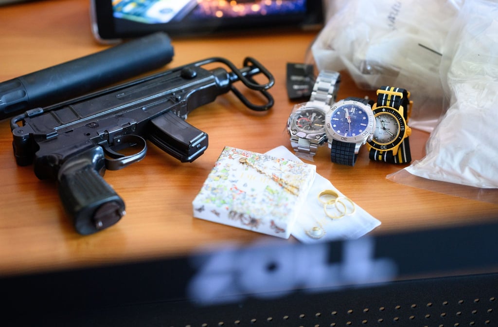 Waffen, Drogen, Luxusuhren - der Zoll wird bei Verbrecherbanden immer wieder fündig.