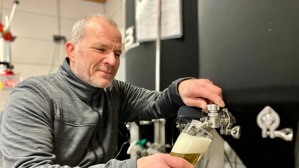 Probe aus dem Gärtank: Als nächstes will Mikro-Brauer Lars Wiegmann ein Kellerbier ansetzen.