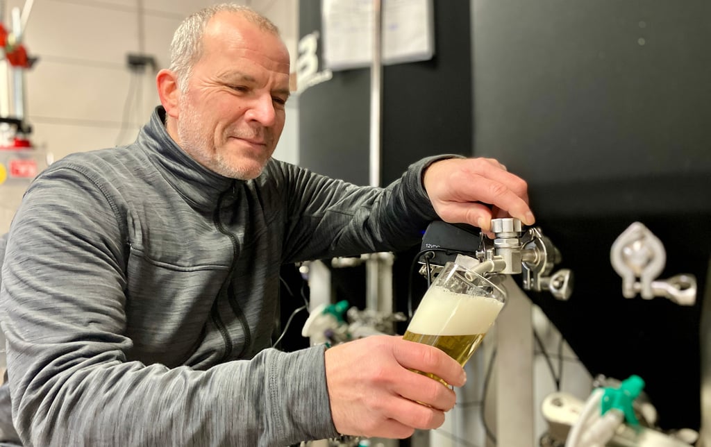 Probe aus dem Gärtank: Als nächstes will Mikro-Brauer Lars Wiegmann ein Kellerbier ansetzen.