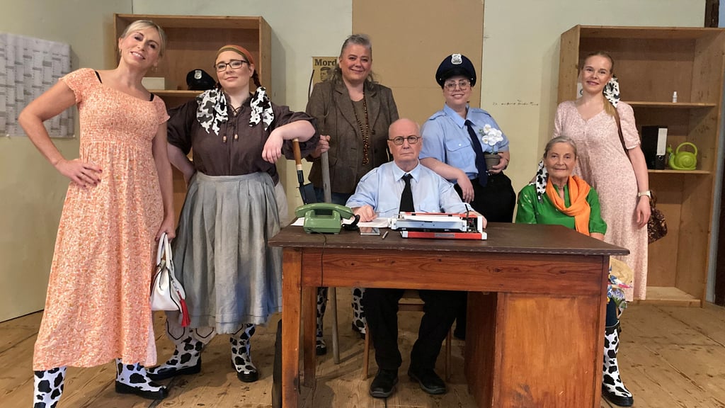 Die Bernburger Amateurtheatergruppe Mixtura Theatri probt für ihr Premierenstück "Willkommen in Nedderköfel".
