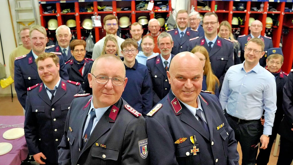 Jens Bordel (rechts) leitet seit 25 Jahren die Ortsfeuerwehr Bindfelde. Seit 20 Jahren ist sein bester Freund Michael Behrends als Stellvertreter an seiner Seite. Auf ihre Kameraden können sie sich immer verlassen. 