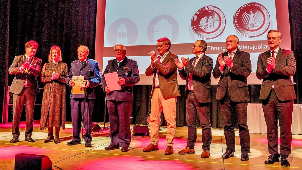  Beifall für Karl-Heinz Schulz und Georg Zische  für 60 Jahre Feuerwehr. Sie werden beim Feuerwehrempfang  der Stadt Wittenberg geehrt. 