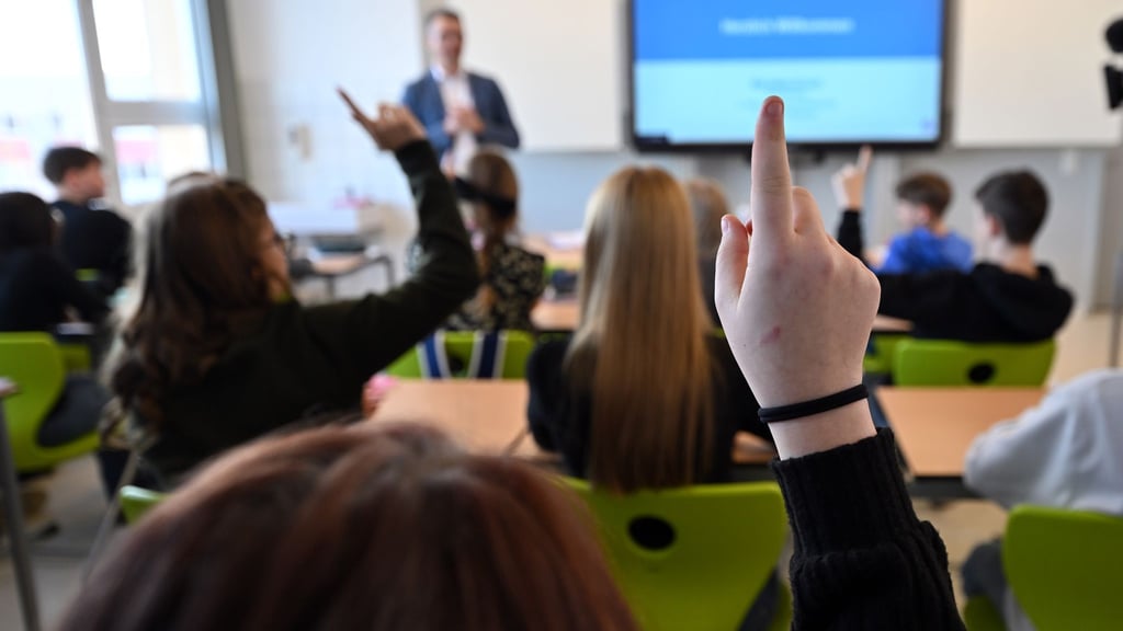 Thüringens Bildungsminister Christian Tischner hält eine Verfassungsviertelstunde.