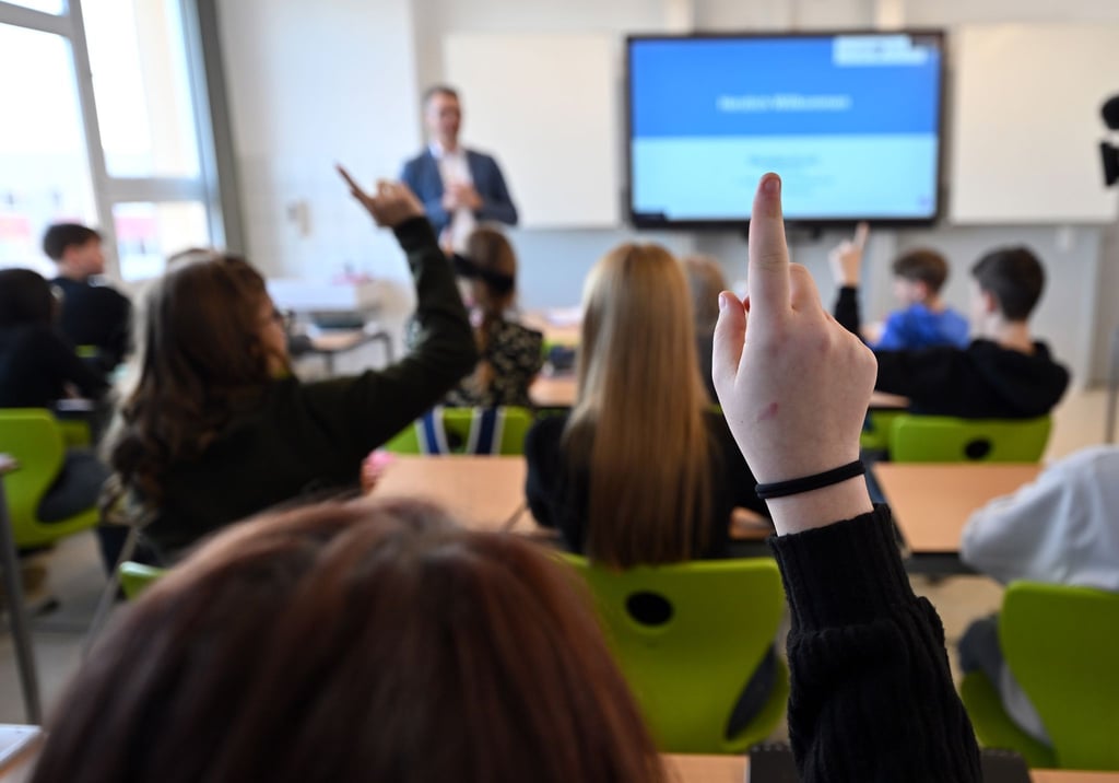 Thüringens Bildungsminister Christian Tischner hält eine Verfassungsviertelstunde.