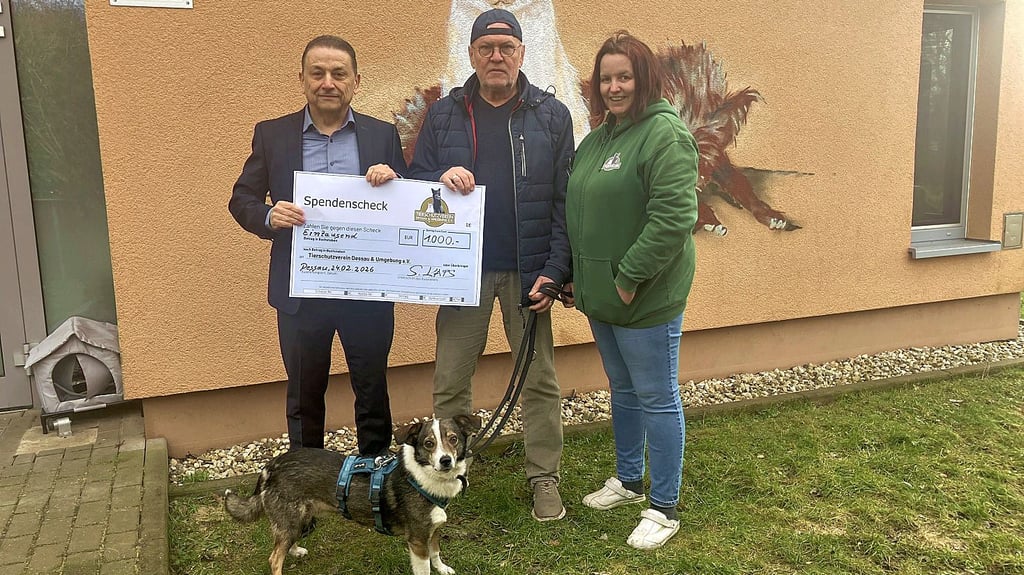 Übergabe von 1.000 Euro Spende ans Tierheim Dessau