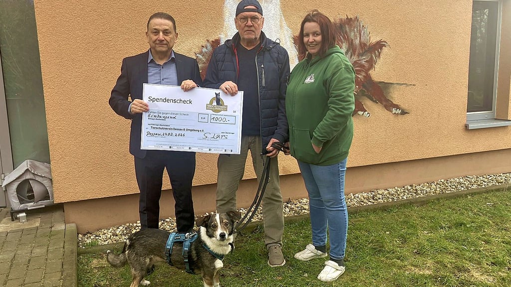 Übergabe von 1.000 Euro Spende ans Tierheim Dessau
