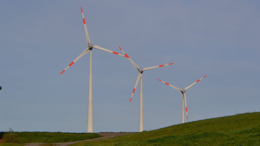 Auf dem Bullenberg bei Ausleben drehen sich schon länger Windräder. Jetzt soll ein weiterer Windpark in der Gemeinde hinzukommen.