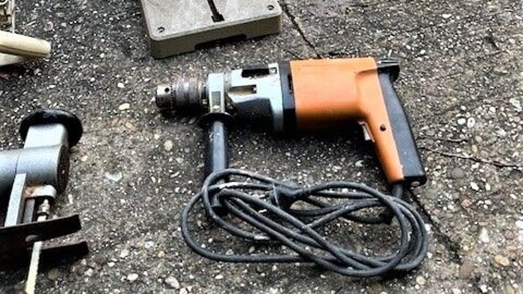 Unverwüstlich hat Frank Abraham diese 50 Jahre alte 2-Gang-Schlagbohrmaschine aus DDR-Zeiten immer noch in Gebrauch.