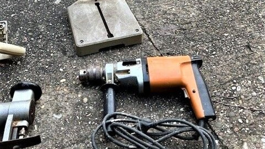 Unverwüstlich hat Frank Abraham diese 2-Gang-Schlagbohrmaschine aus DDR-Zeiten immer noch in Gebrauch.