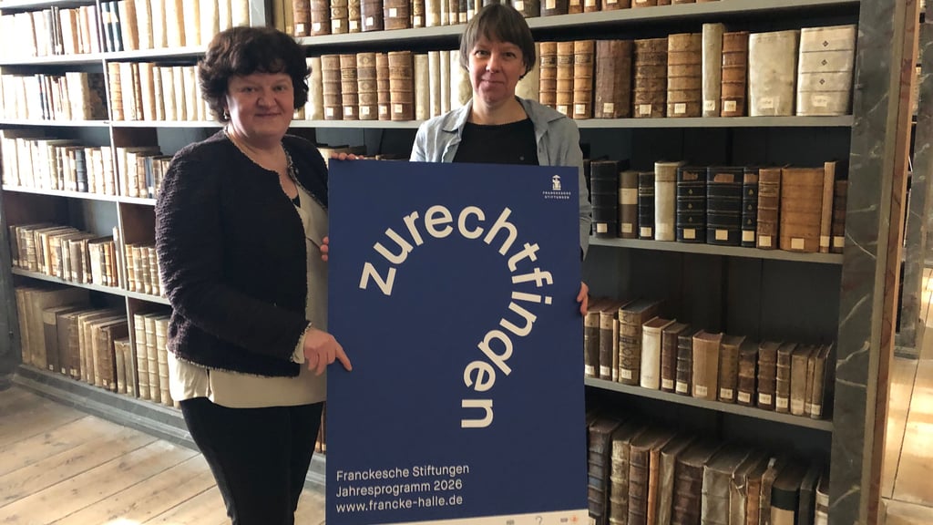 Stiftungsdirektorin Marianne Schröter (links) und die stellvertretende Direktorin Anneheide von Biela stellen das Jahresprogramm der Franckeschen Stiftungen vor.
