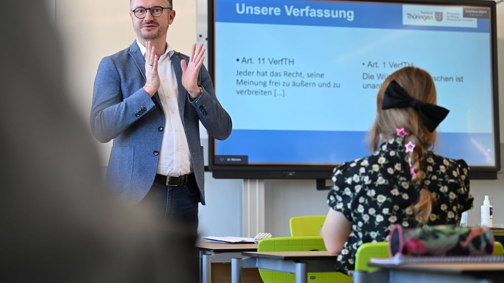 Thüringens Bildungsminister Christian Tischner (CDU) stand zum Auftakt zur Einführung der Verfassungsviertelstunde selbst vor einer Klasse.