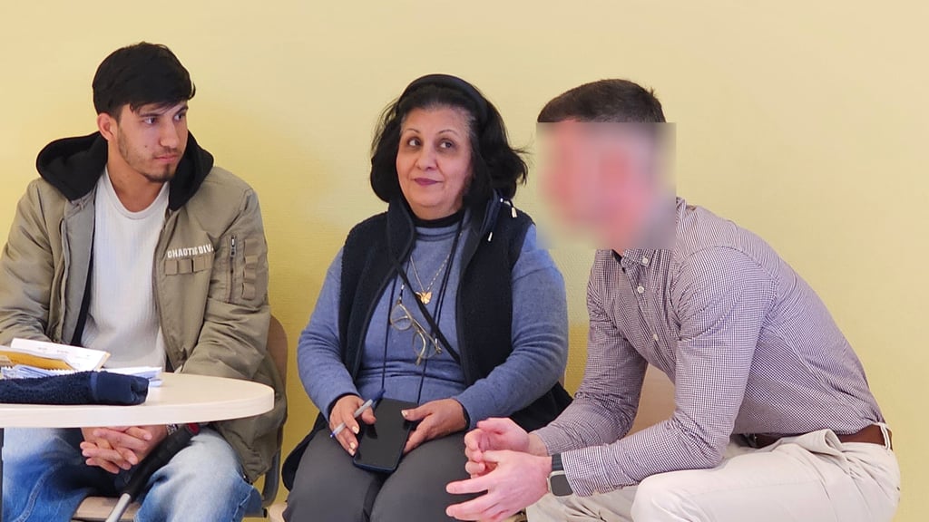 In der Verhandlungspause unterhalten sich der Polizist und der junge Afghane mit Hilfe einer Dolmetscherin. Der Polizist hatte den damals 18-Jährigen nach dem Unfall auch ein Mal im Krankenhaus besucht.