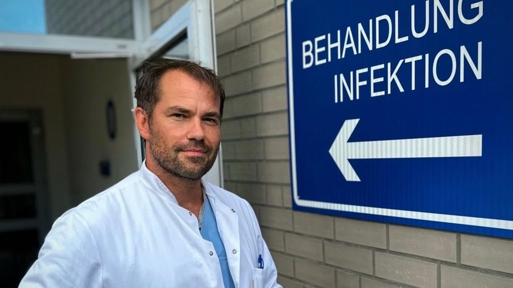 Dr. Thomas Reichel behandelt den Tuberkulose-Patienten in Magdeburg.