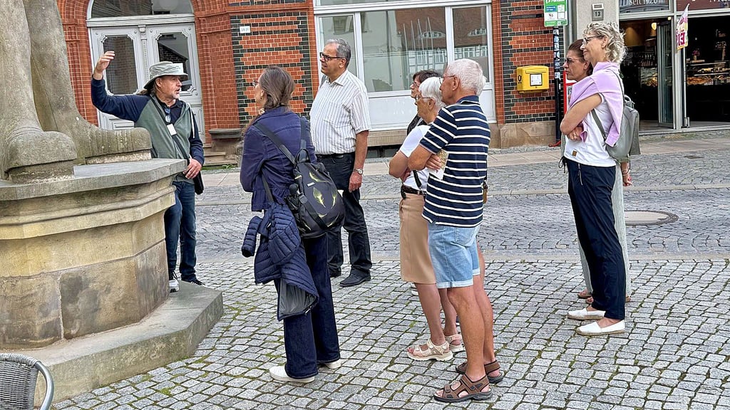 Stadtführer Arne Marzahn (links) bietet werktags knapp 90 Minuten komprimiertes Wissen über Stendals Sehenswürdigkeiten.