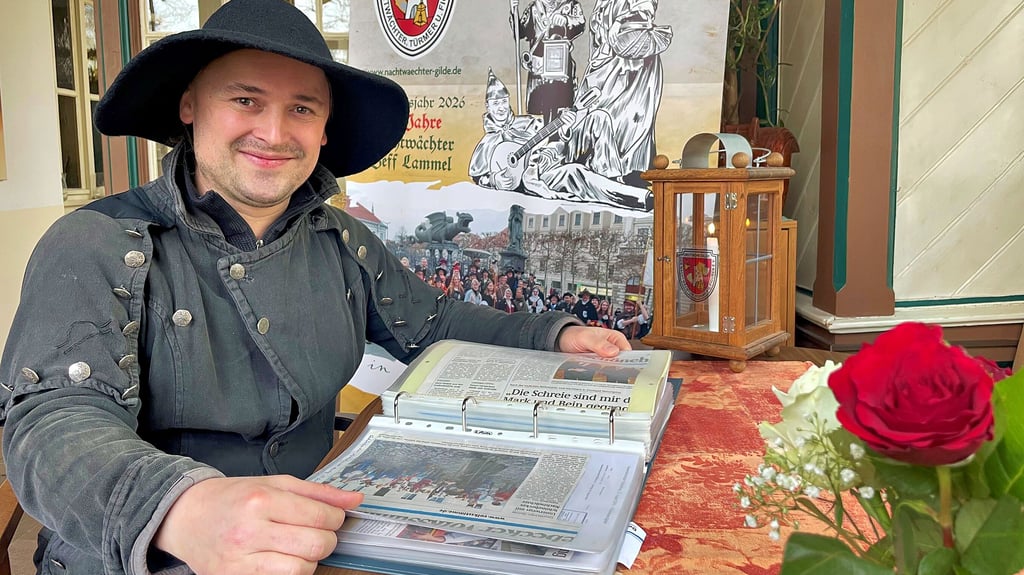 Jeff Lammel im Gewand des Nachtwächters, vor ihm liegt die gesammelte Pressearbeit der vergangenen 20 Jahre. Jetzt bereitet sich der Schönebecker Gästeführer auf das Jahrestreffen der Gilde vor. Das soll am Wochenende 6. bis 8. März in der Elbestadt stattfinden. 